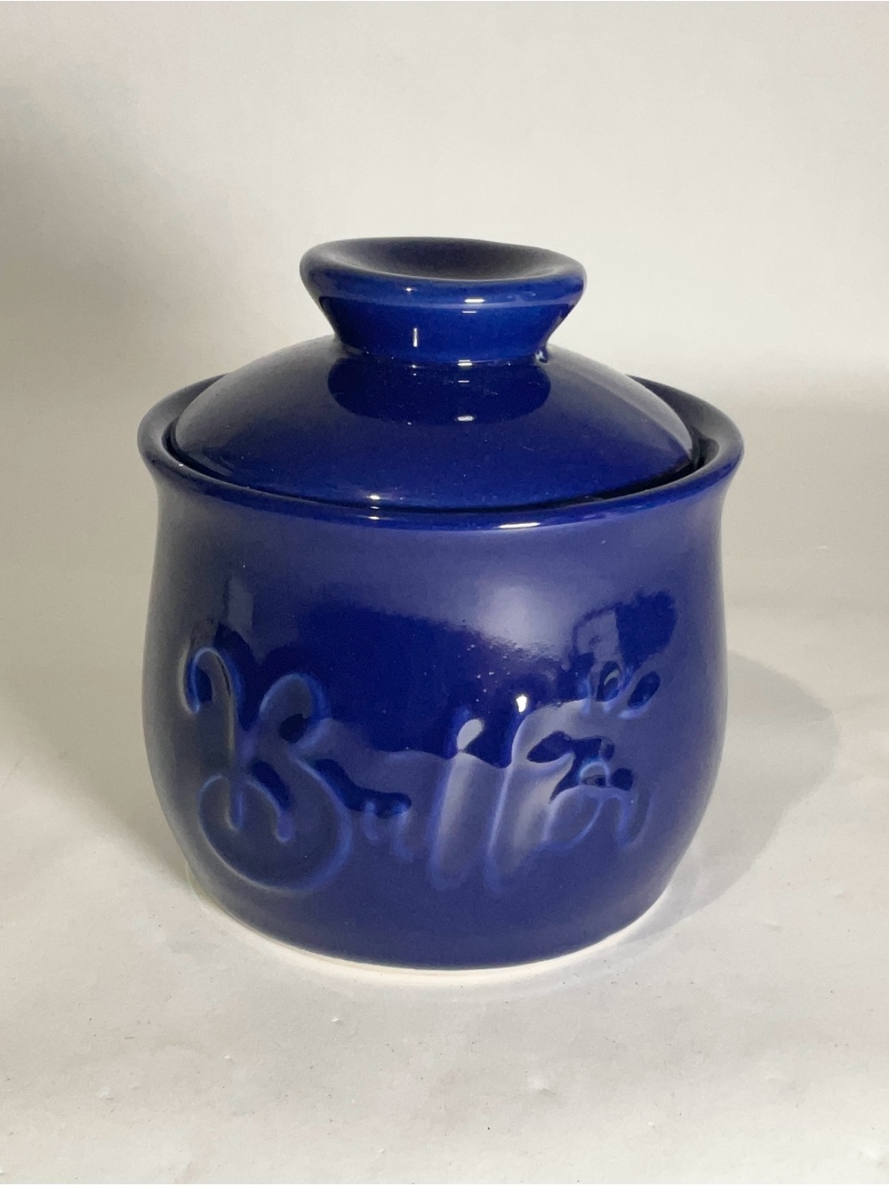 MAIA 5.5 oz Ceramic Butter Dish for Countertop with Holder for Spreader Butter